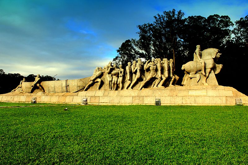 Monumento as Bandeiras no Parque Ibirapuera. Foto Henrique Boney. 2012