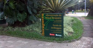 Administração do Parque Ibirapuera. Fica em frente à praça do leão e ao lado da ladeira da preguiça.