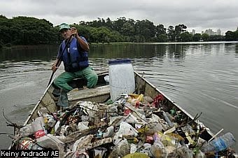 SÃO PAULO - 27/10/2009 - LIMPEZA / LAGOS / PARQUES MUNICIPAIS - METRÓPOLE GERAL JT - Limpeza do lago do Parque do Ibirapuera. José Galdino, 38 e Luiz Antônio Carvalho de Oliveira, 47 (de barba) fazem a limpeza diária do lago e chegam a retirar cerca de 600 quilo de lixo todos os dias. O tipo de lixo é variado, sendo que a maioria é lixo deixado por usuários do parque, acumulado principalmente após os fins de semanas.