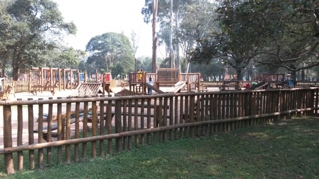 Parque infantil cercado para crianças mais novas