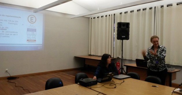 Telma na reunião ordinária do Conselho Gestor do Parque Ibirapuera explicando as sinalização