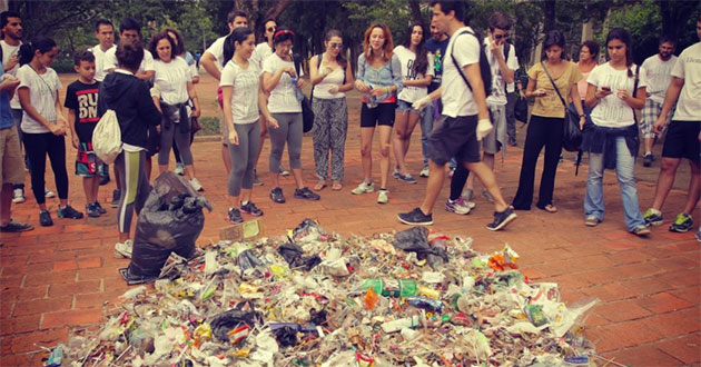 Foto do 4º Mutirão, quando os participantes resolveram abrir os sacos e juntar o lixo apanhado no chão.