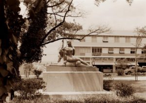 Foto: Largo Dona Ana Rosa com a escultura A caçadora, em uma fotografia de 1953 (fonte: http://hagopgaragem.com/index.html)
