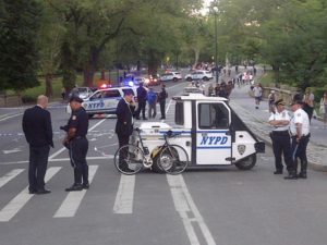 Cena de um acidente mortal envovlendo um ciclista e um pedestre no Central Park. Uma mulher de 59 anos foi atropelada quando um ciclista fez uma manobra, saindo da ciclofaixa, para evitar outros pedestres (setembro de 2014).