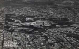 Vista aérea do Parque Ibirapuera (foto: Vasclo Agência Fotográfica, 1954). Embaixo, à direita, pode-se ver a grande área verde formada por chácaras, que seria ocupada pela Av. 23 de Maio.