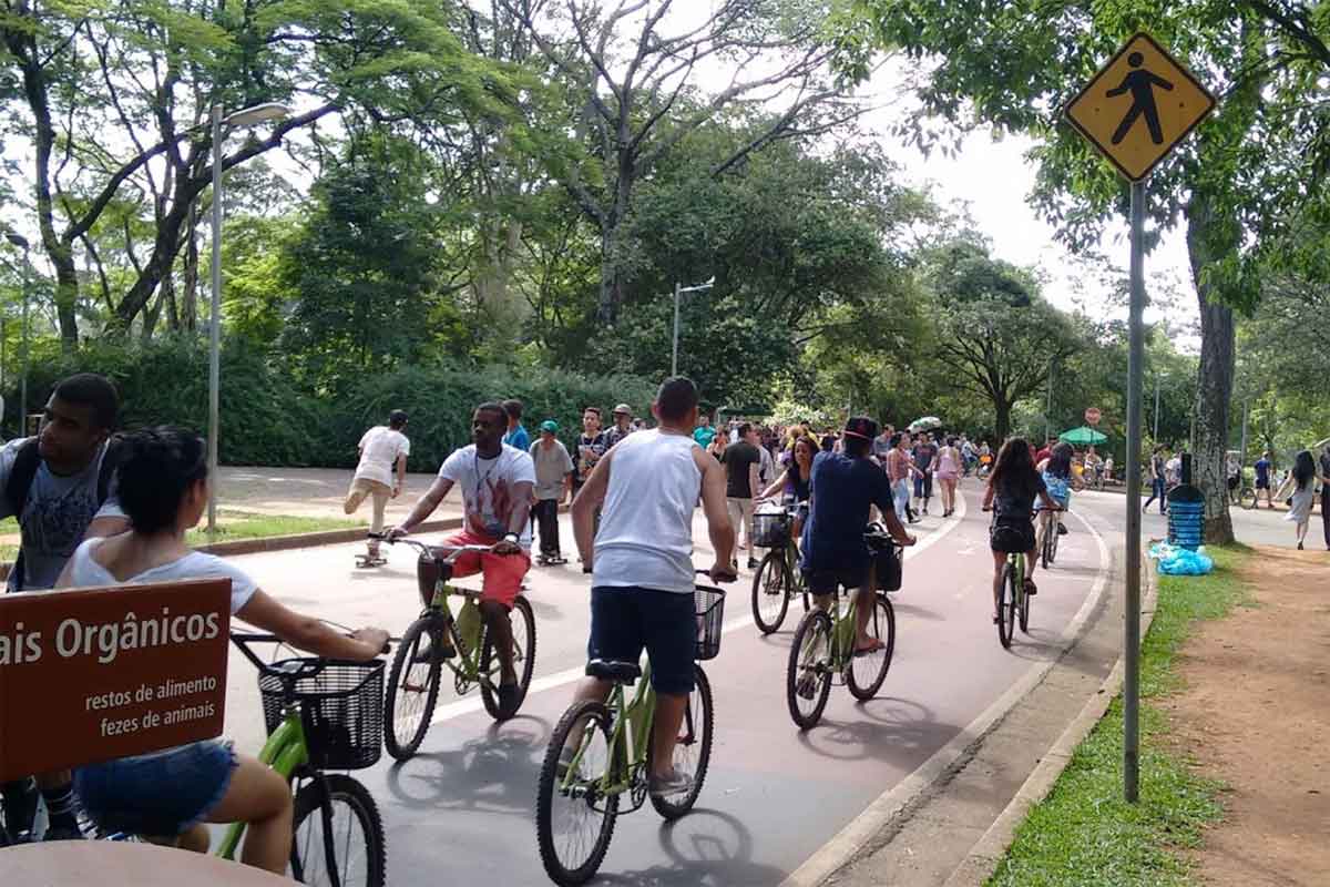 Ciclistas e pedestres na ciclofaixa do Parque Ibirapuera