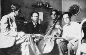 Heitor Villa-Lobos (com violoncelo) em uma fotografia tirada em São Paulo em 1931. À direita do compositor, os maestros Franklin de Mattos e Ítalo Tabarin; à sua esquerda, o pianista e compositor paulistano João de Souza Lima.