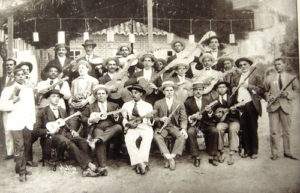 Grupo de chorões, Rio de Janeiro, 15 de novembro de 1916. No centro, em pé, aparece o compositor Sinhô.