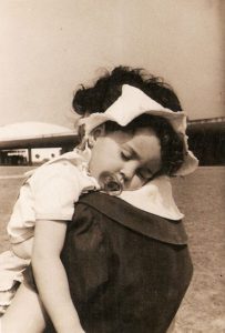 Criança no colo da mãe, Parque Ibirapuera, cerca de196. (Propriedade de Lúcia Brandão, fotografia sujeita a copyright.)