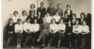 Foto: Mário de Andrade (sentado ao centro) entre alunos do Conservatório Dramático e Musical de São Paulo, s.d..