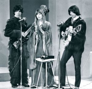 Os Mutantes – Arnaldo Baptista no baixo, Rita Lee e Sérgio Dias na guitarra – em show de 1970.