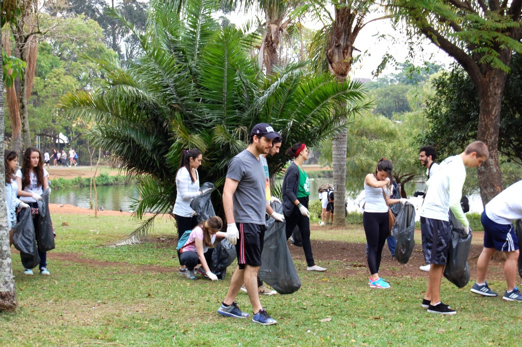 Amigos e voluntários do Parque Ibirapuera Conservação dando exemplo e uma das mais de 10 edições do mutirão de limpeza que fizemos no parque.