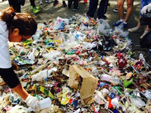 Um dos mutirões de limpeza realizados pelo Parque Ibirapuera Conservação: lixo recolhido em somente duas horas de caminhada pelos voluntários.