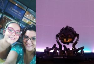 Lela Albuquerque e sua filha Clara na entrada do Planetário e o projetor do mesmo.